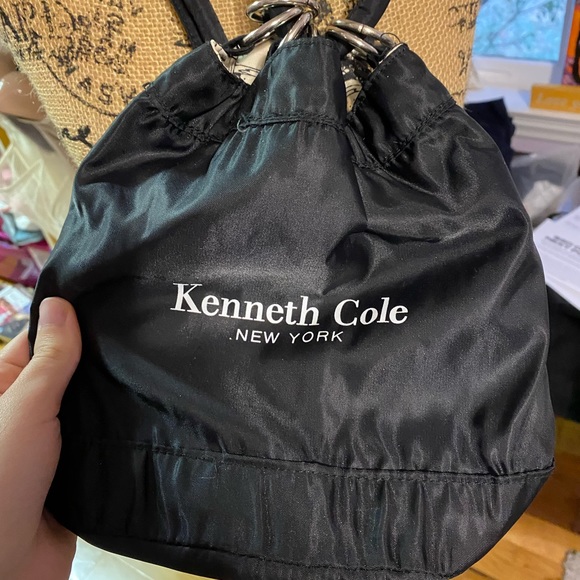 Small Kenneth Cole purse back pack with change purse attacks - Picture 1 of 7